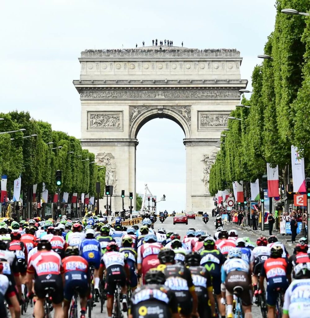 Arrivée du tour de France rendezvous sur les ChampsElysées